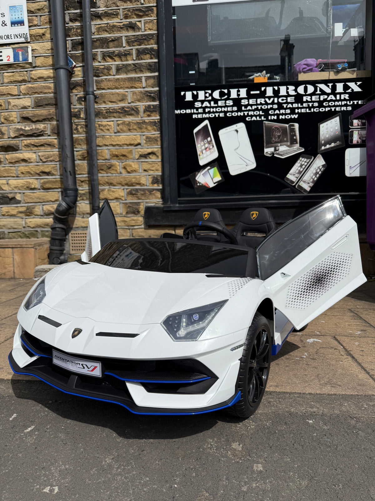 2 Seater Lamborgini 24v, Leather Seats & Rubber Tyres, Remote & Self Drive